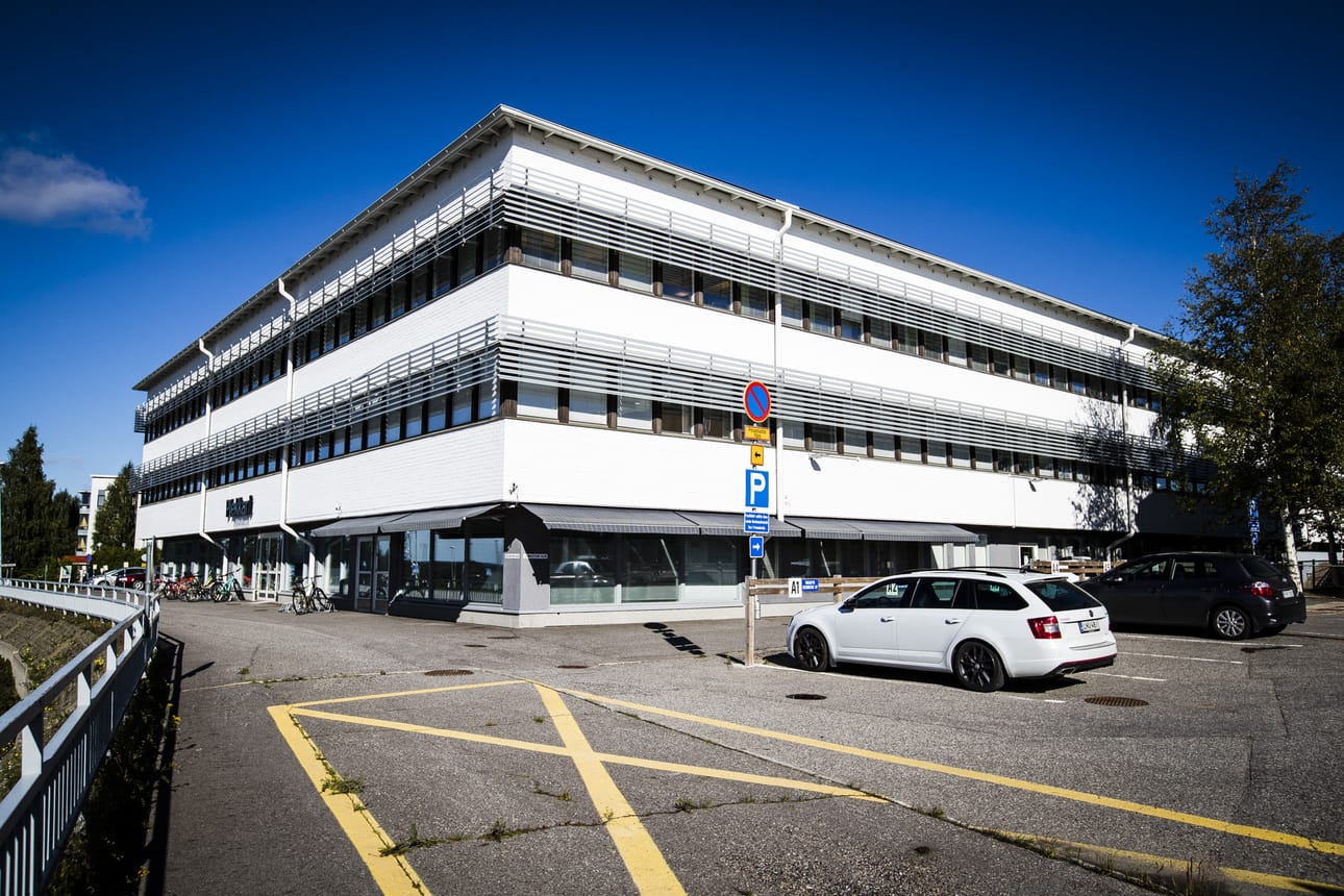 Pienteollisuustalolla Rovaniemellä on avattu uusi koronanäytteenottopiste lapsille, nuorille ja lapsiperheille. Testiaikoja voi jo varata kaupungin verkkosivujen kautta.
