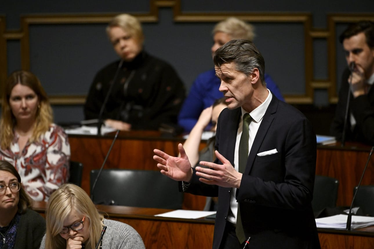 Pasi Kivisaari kuvattiin eduskunnassa kaksi viikkoa sitten. Keskiviikkona hän teki vaikean äänestyspäätöksen.