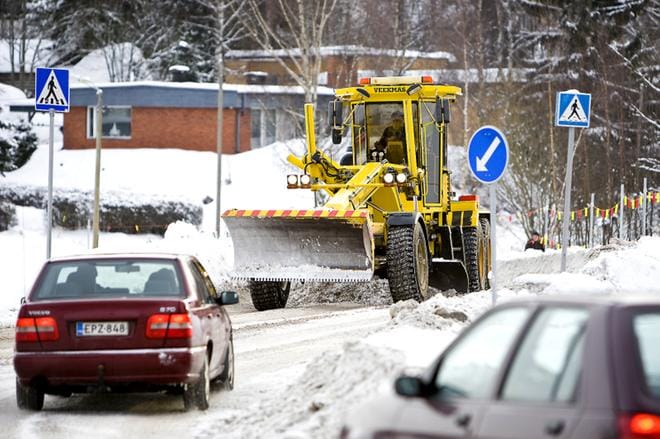 Kaupunki hoitaa tulevana talvena omana työnään aiempaa laajemman alueen auraukset. Kaupungilla on käytössä työhön myös järeää kalustoa. KUVA: HENRI KOSKINEN