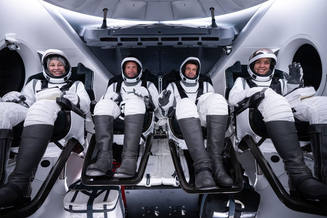 Miehistöön kuuluvat Anna Menon (vas.), Scott Poteet, Jared Isaacman ja Saras Gillis. LEHTIKUVA / AFP / SpaceX