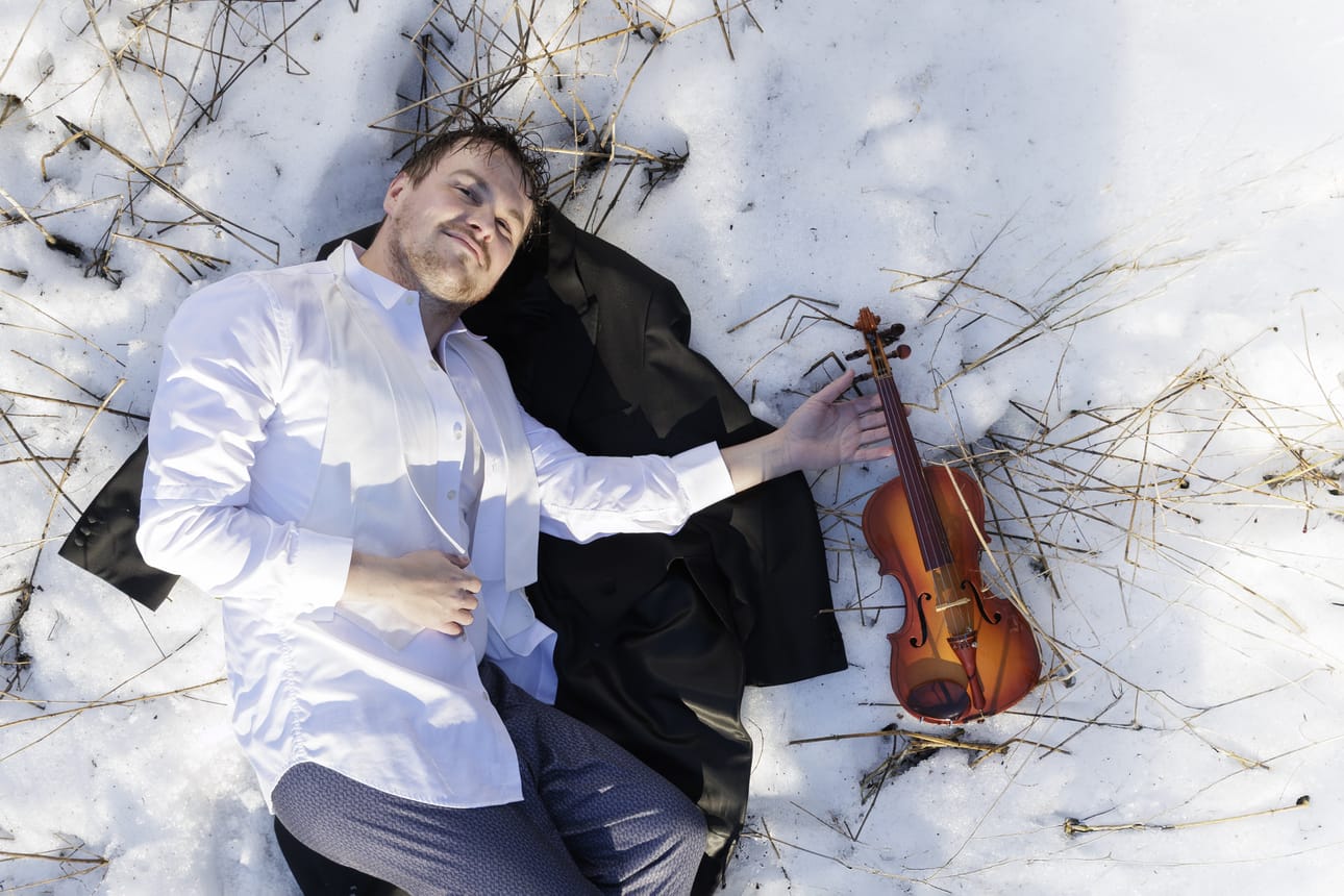 Oulun teatterin näyttelijä Henri Tuominen esittää Niin kuin taivaassa -näytelmässä huippukapellimestaria Daniel Daréusta, joka palaa kotiseudulleen ja alkaa virittää kylän kuoroa.