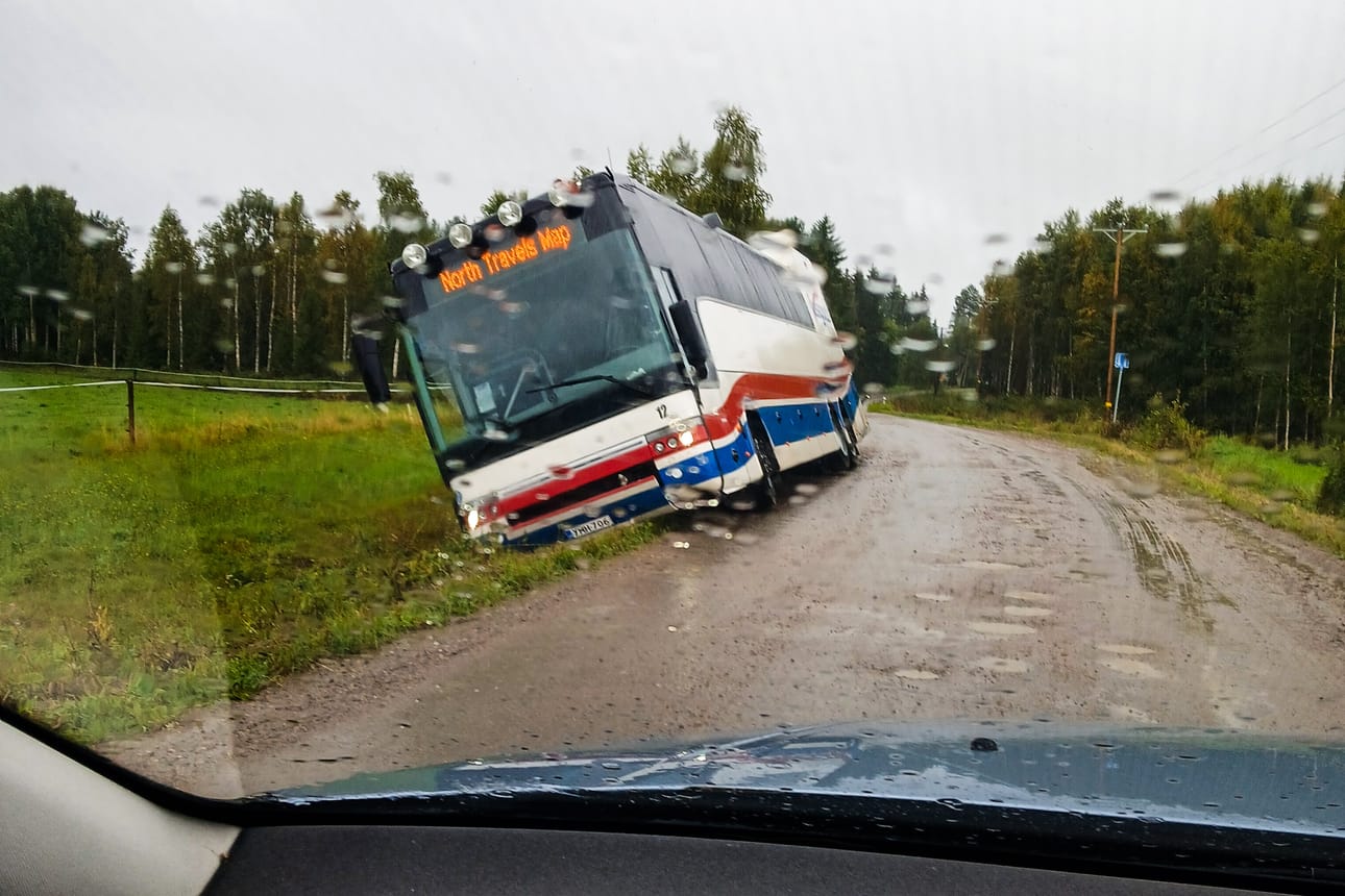 Koulubussi kellahti ojaan aamulla Aittamaantiellä Ylitorniolla. Kyydissä olleet eivät loukkaantuneet, mutta lapset säikähtivät, kun ovi ei heti auennutkaan.