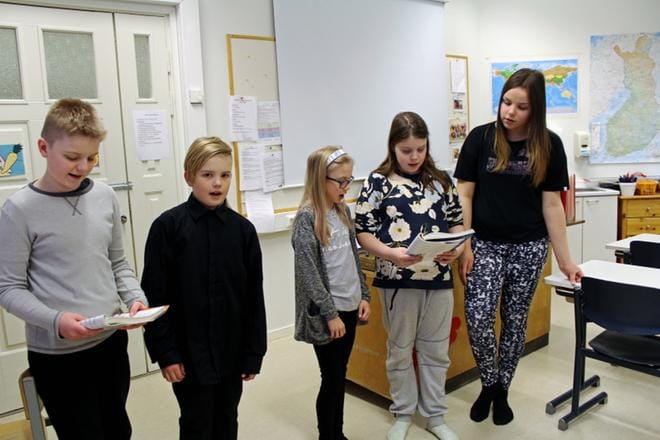 Tuurin koulussa Niklas Hietakangas, Eemeli Ekola, Veera Prinkkilä, Neea Hautamäki ja Josefiina Myllyoja lauloivat joulun saapumisesta. KUVA: TARJA RIIHIMÄKI