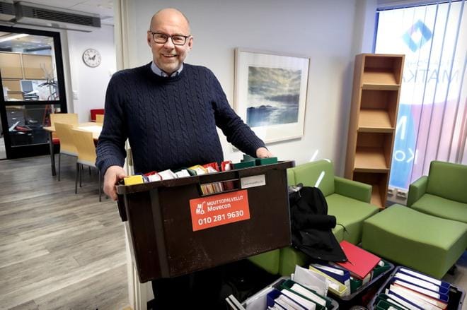 Etelä-Pohjanmaan Matkailun toimitusjohtaja Seppo Saarinen on jo pakkaillut mappirivistöjä matkalle kohti uutta toimitilaa. KUVA: JOUKO HÄNNINEN