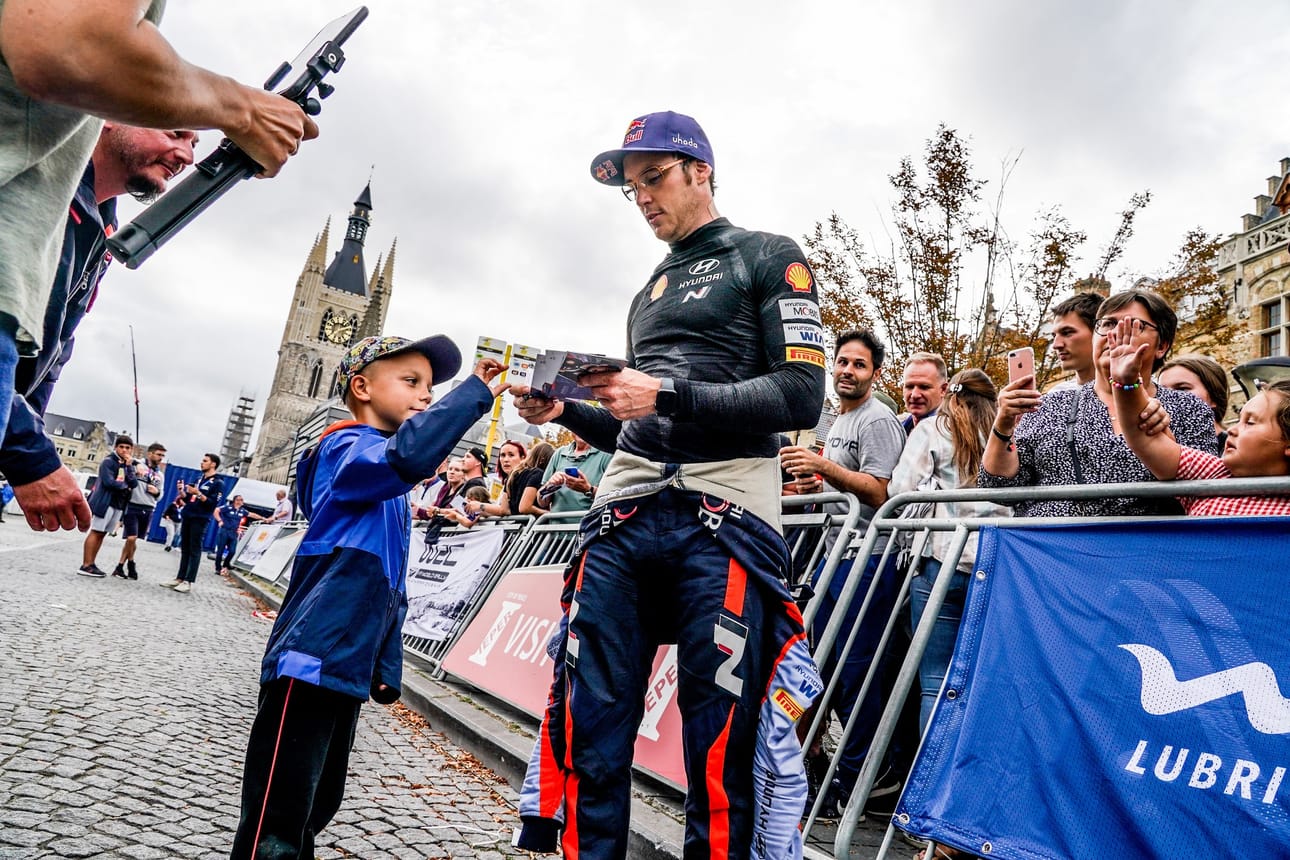 Thierry Neuville on ottanut ohjat kotirallissaan Belgiassa.