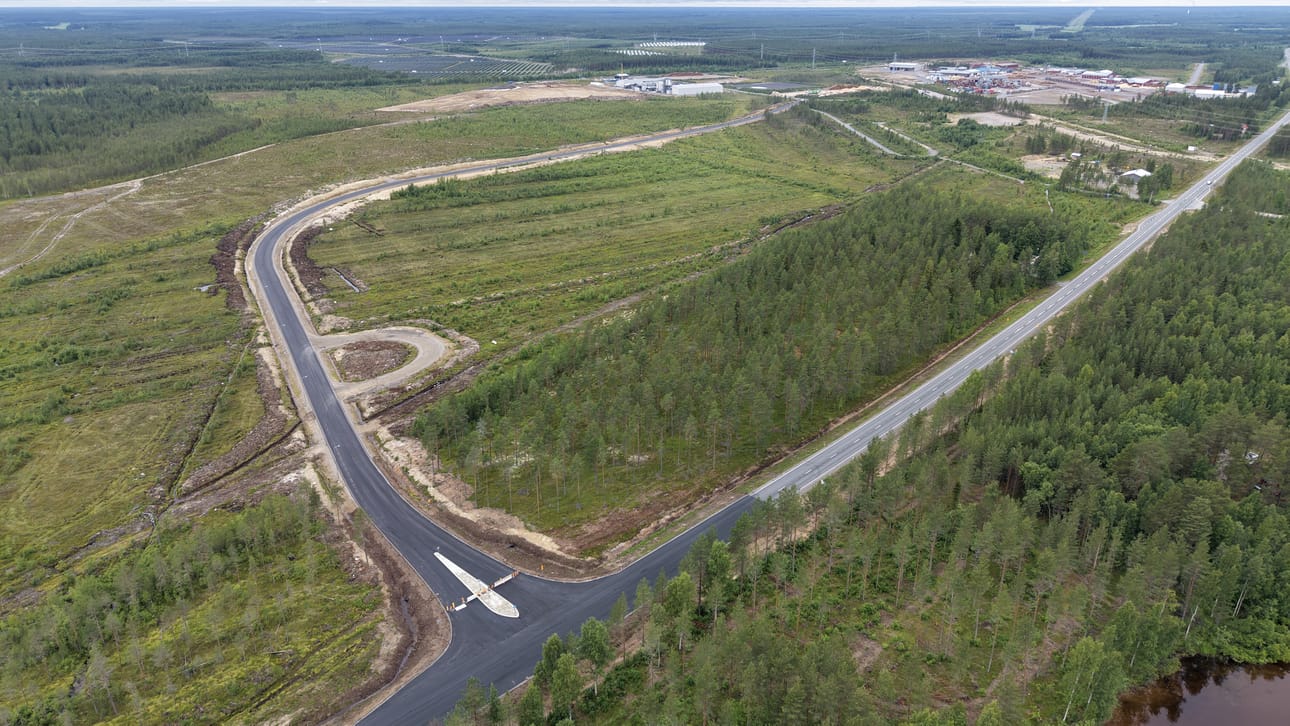 Amp Tankin datakeskus rakennetaan Mustikkakankaan teollisuusalueelle kuvassa keskellä näkyvälle alueelle parin kilometrin päähän Utajärven keskustasta Vaalaan päin. Ilmakuvan alareunassa pilkistää Oulujoki.