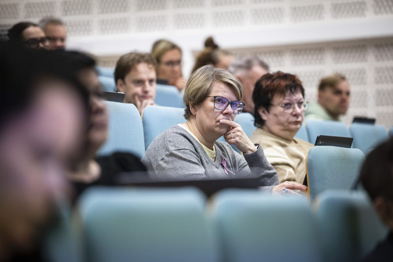 Sivistyslautakunnan puheenjohtaja Hilpi Ahola (kesk.) puolusti kaupunginvaltuustossa lautakuntansa päätöstä siitä, että Rovaniemellä ei ole tarvetta huivikiellolle.