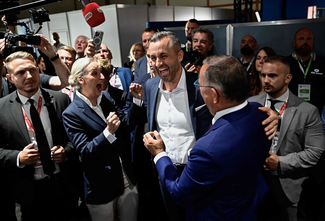 AfD:n leirissä juhlittiin ennusteen tultua julki. Kuvassa keskellä puolueen kärkiehdokas Ulrich Siegmund iloitsee Alice Weidelin ja Tino Chrupallan kanssa.