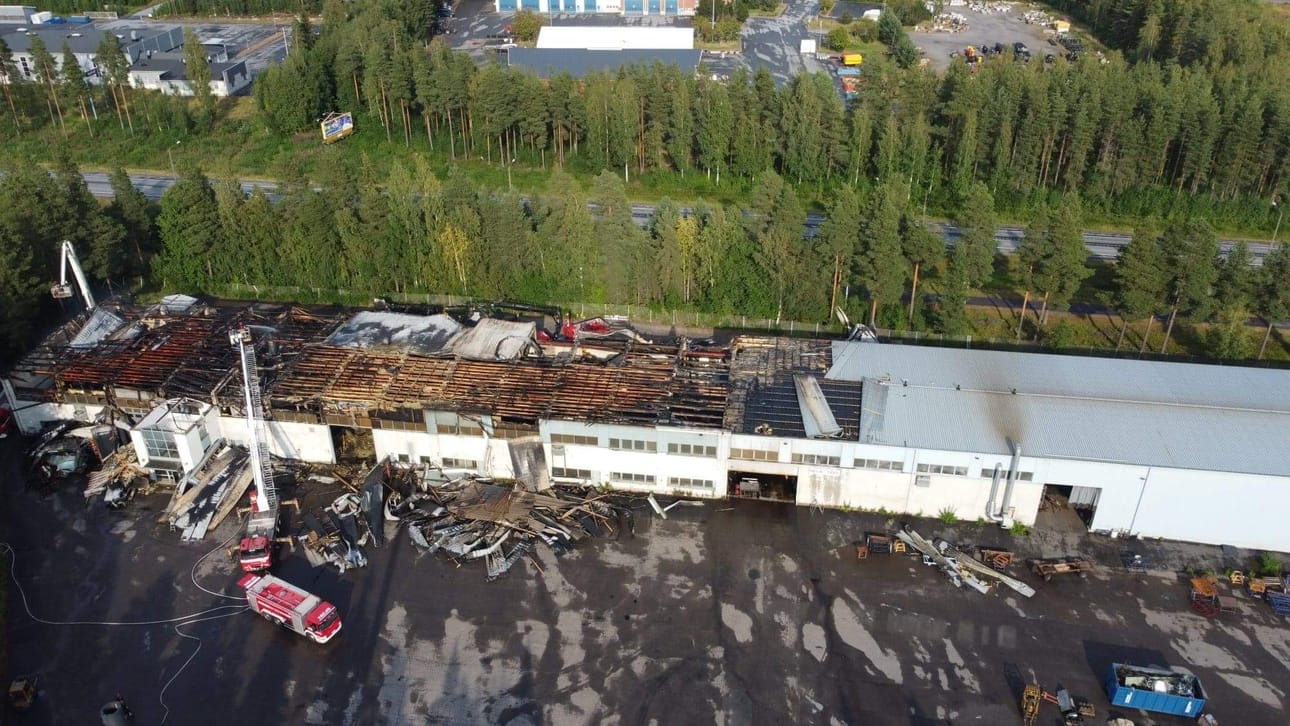 Viime kesänä syttynyt tulipalo levisi nopeasti HelaSteelin konepajan tiloihin.