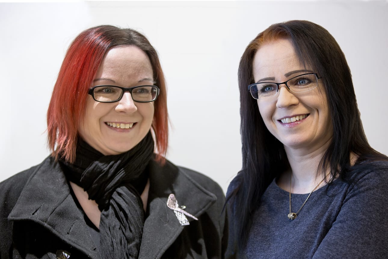 Sari ja Katja Holopainen ovat kaksoset ja perheensä ainoat lapset. He väittävät, etteivät ole enää samannäköisiä.
