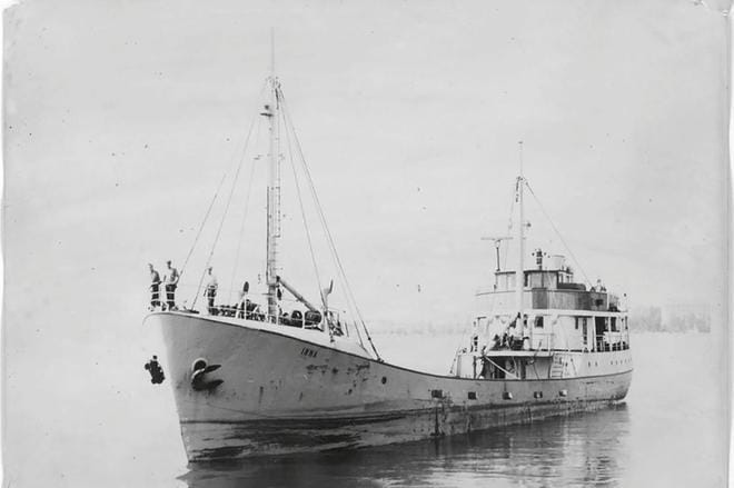 Irma oli Porvoon Voolahdesta kotoisin olevan Granqvistin varustamoperheen alus. Se oli rakennettu Norjassa vuonna 1947, alun perin kalastusalukseksi Atlantille. Irmaksi laiva muuttui vuonna 1961, ja uuden moottorin se sai vuonna 1967. Alus oli hyväkuntoinen. KUVA: Kirjan "Vi minns m/s Irma" kuvitusta / Grönqvistin perheen kuva-albumi