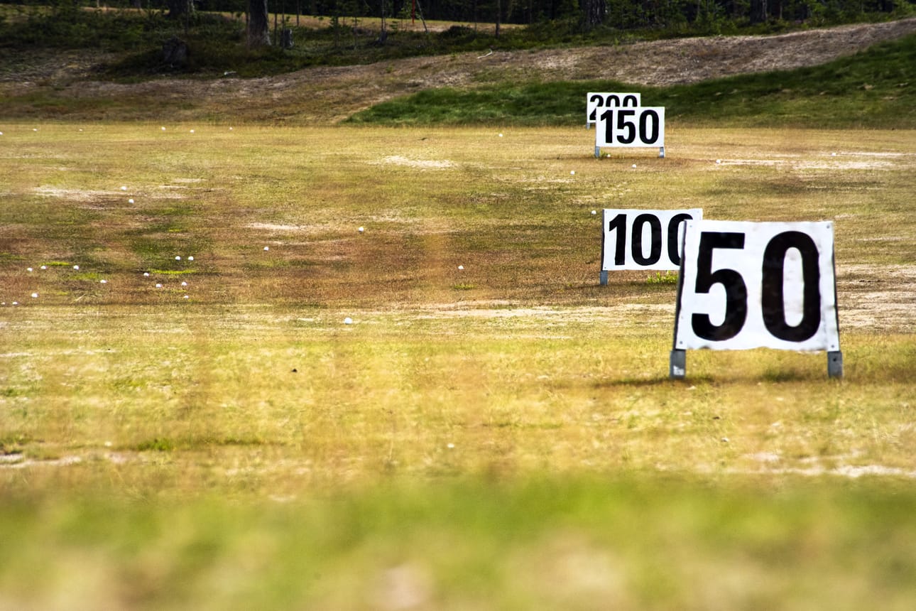 Golfkentän harjoituslyöntirata pääsi kellertymään. Kentälle on kylvetty talkoilla hiekkaa ja siemeniä, jotta ruoho lähtisi taas vihertämään. Seurassa arvioidaan vettä tarvittavan lisää.