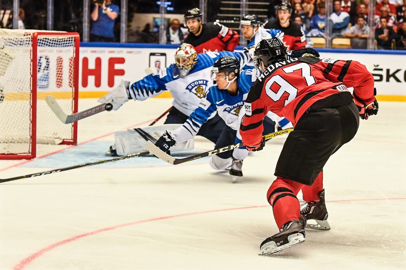 Connor McDavidin Kanada hävisi MM-kisoissa Suomelle, mutta selvisi kuitenkin mitalipeleihin - toisin kuin Suomi.