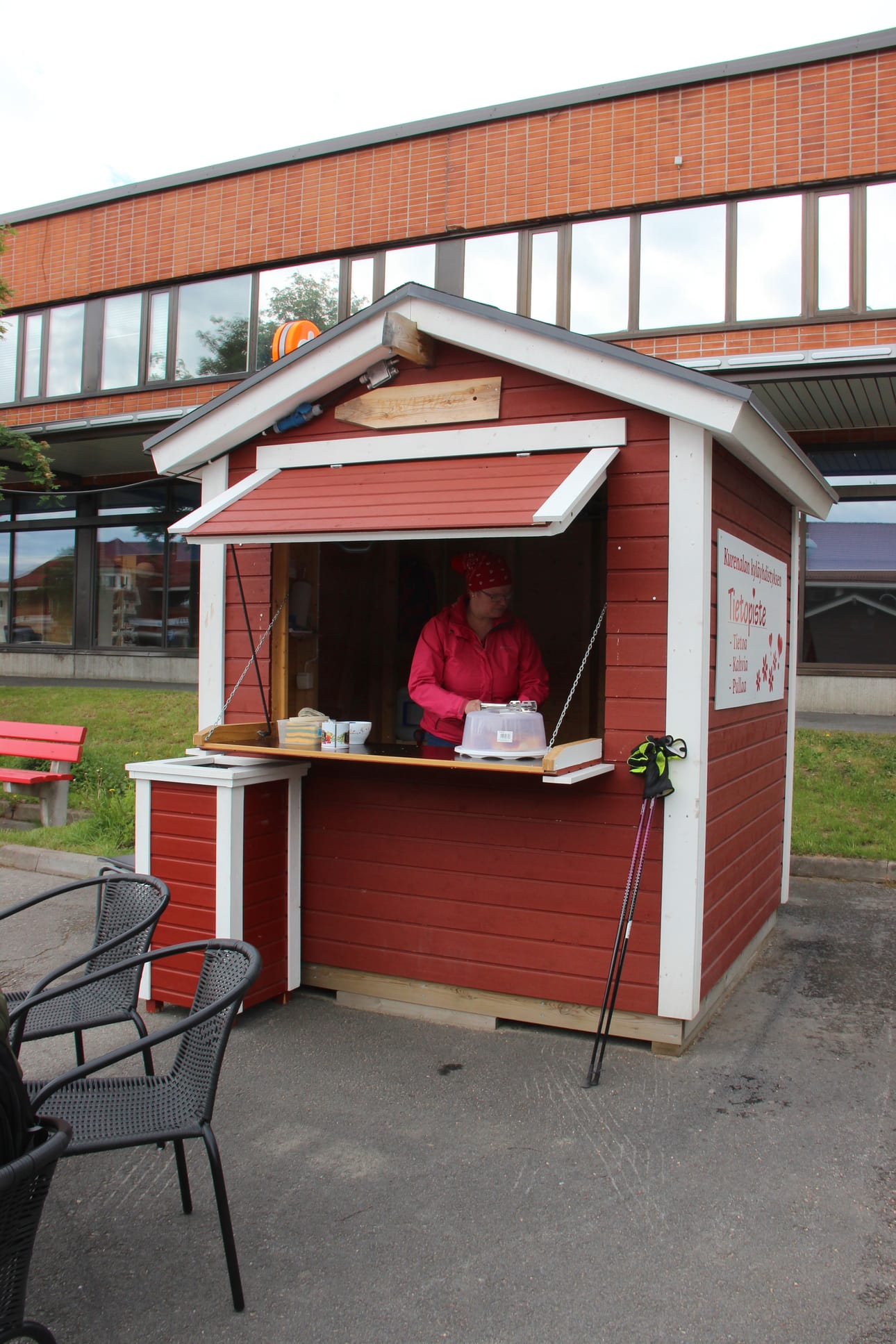 Anna-Riikka Huhta työn touhussa.