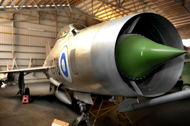 Eri MiG-21 -versioiden yhteisiin piirteisiin kuuluu liikuteltava nokkakartio, josta konetyypin tunnistaakin verraten helposti. Kartio on yksi tavoista toteuttaa suihkumoottorin säätyvä ilmanotto, eli se, että moottori ei saa liikaa tai liian vähän ilmaa. KUVA: Johannes Wiehn