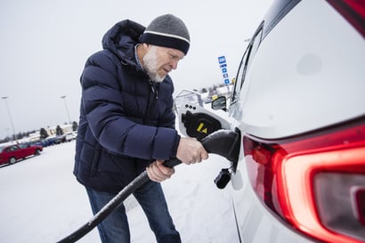 Saariselän latausasemat olivat rikki, joten Heikki Artman joutui hinauttamaan sähköautonsa Ivaloon lataukseen