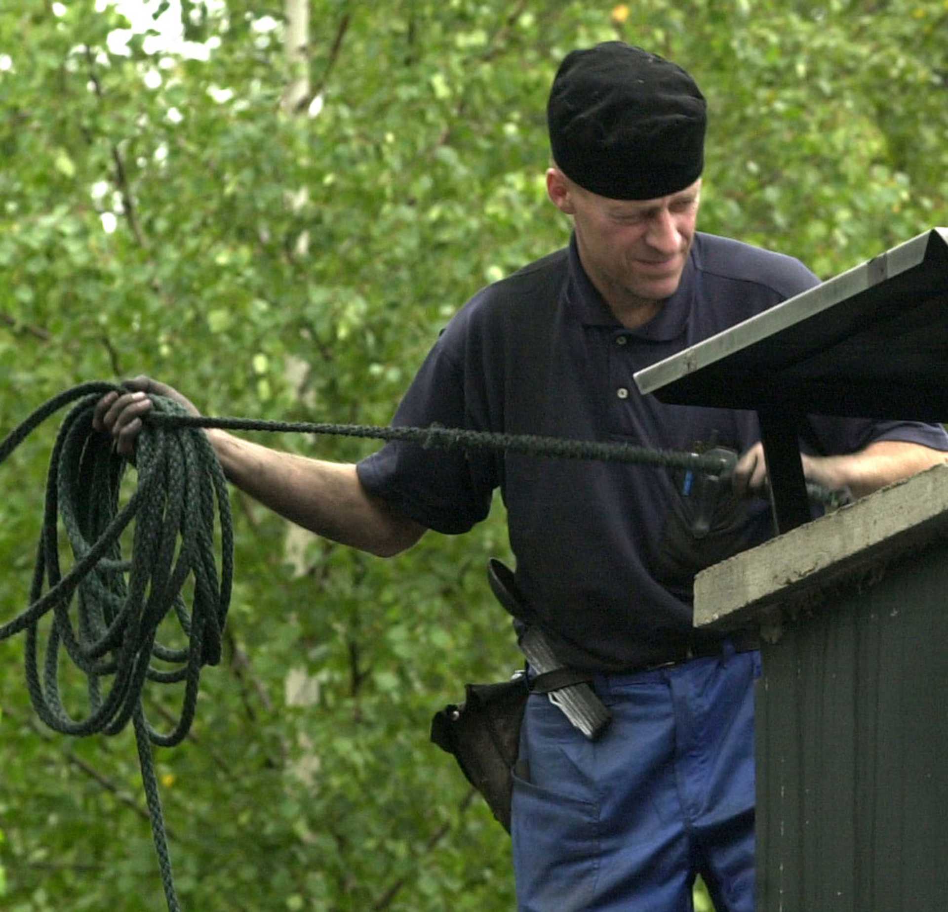 Pelastuslaitoksen paloinsinööri hoksauttaa, että nuohooja on henkilö, jolla on tarkka tieto savuhormien ja tulisijojen kunnosta. Kuvan nuohooja ei liity juttuun.
