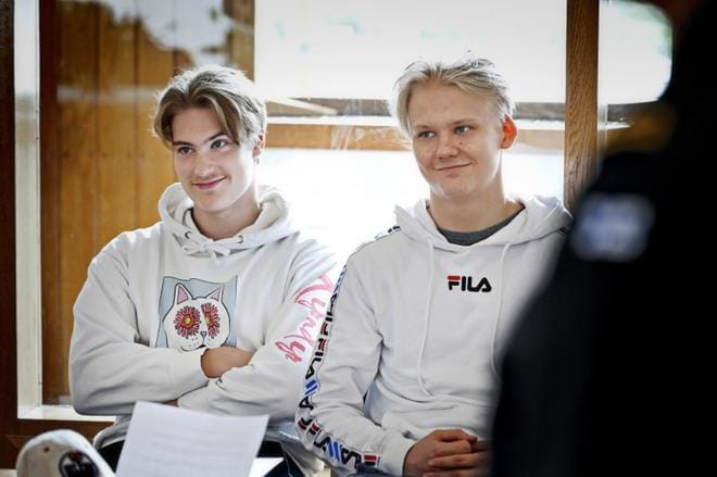 Oliver Heikkilä (oik.) ja Leevi Koivula kertoivat kutsuntojen vastanneen heidän odotuksiaan. Armeija odottaa heitä vuonna 2022. KUVA: KARI LÖFHJELM
