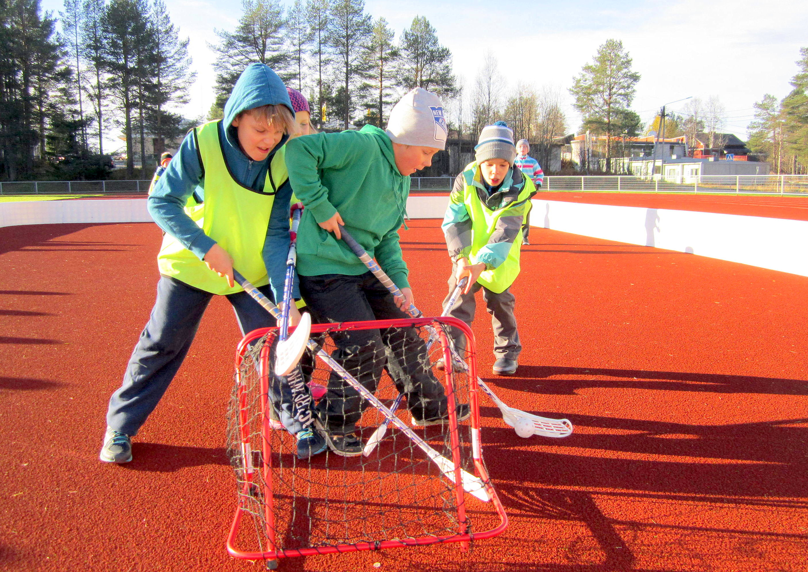 Päivän aikana oppilaat tutustuivat eri lajeihin. Urheilukentälle rakennetussa kaukalossa koululaiset pelasivat sählyä.
