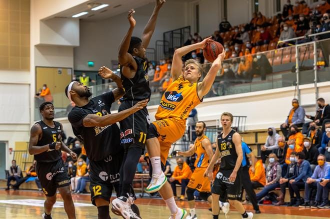 Karhu Basketin Okko Järvi on pelannut alkukauden 12,6 pisteen keskiarvolla. KUVA: ERKKI HAUTAVIITA