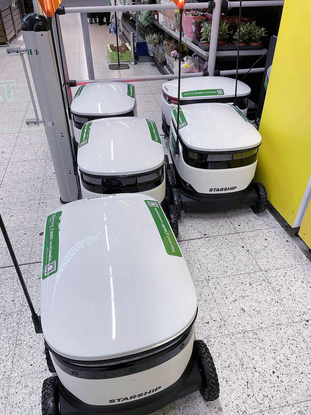 Ruokaroboteissa on akut. Yöt ne ovat latauksessa ja lataus riittää päiväksi, jolloin robot kuljettavat asiakkaiden ostoksia Oulaisissa.