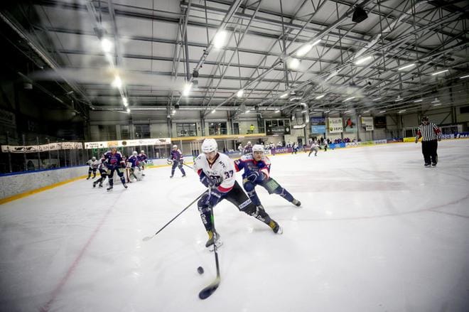 Muik Hockeyn Emil Blomqvist eteni kiekon kanssa S-Kiekon Petri Viitamäen varjostamana. KUVAT: JAAKKO ELENIUS