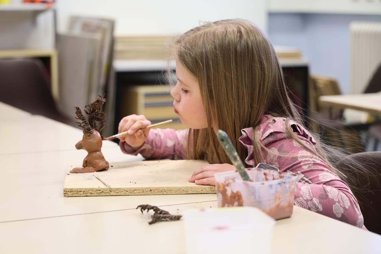 Savitöitä sai koristella maaleilla. Viivi Kiviniitty teki niillä peurastaan ruskean.