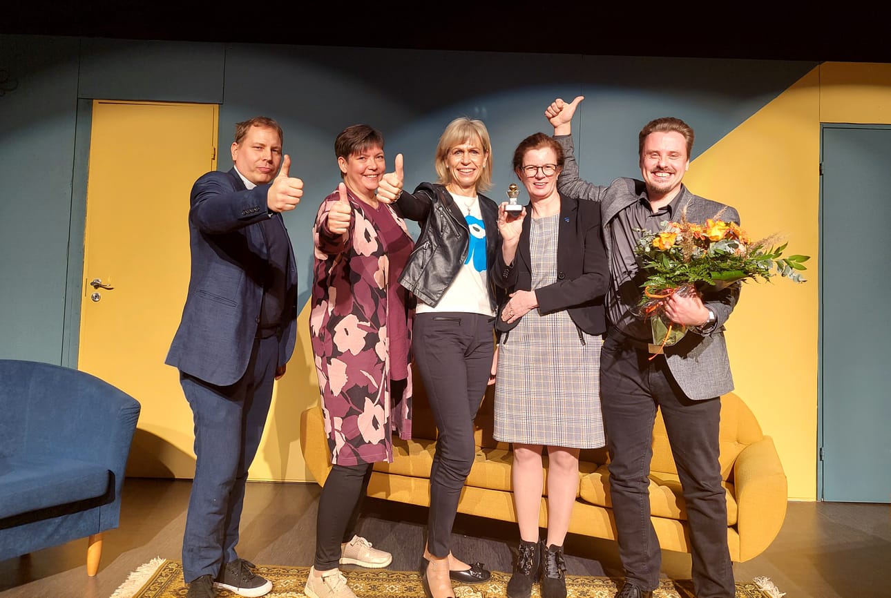 Etelä-Pohjanmaan Yrittäjät ry:n palkinnosta iloitsevat kuvassa Ylihärmän Yrittäjät ry:n puheenjohtaja Matias Keskinen, Kauhavan Yrittäjät ry:n puheenjohtaja Johanna Salla-Uitto, Alahärmän Yrittäjät ry:n puheenjohtaja Päivi Sillanpää, vt. kaupunginjohtaja Liisa Salo ja kehitysjohtaja Juha-Martti Kuoppala.