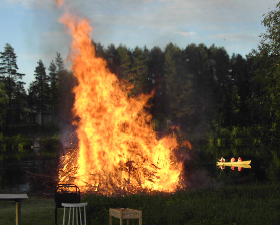 Vuonna 2013 kokko roihusi niin komeana, että joellakin seisahduttiin sitä ihailemaan. Kuva: Risto Lehtonen