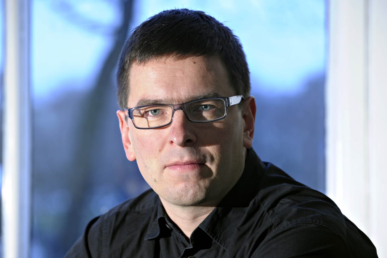 Iittalan muotoilujohtaja Harri Koskinen on ainoa vakituisesti palkattu lasimuotoilija.