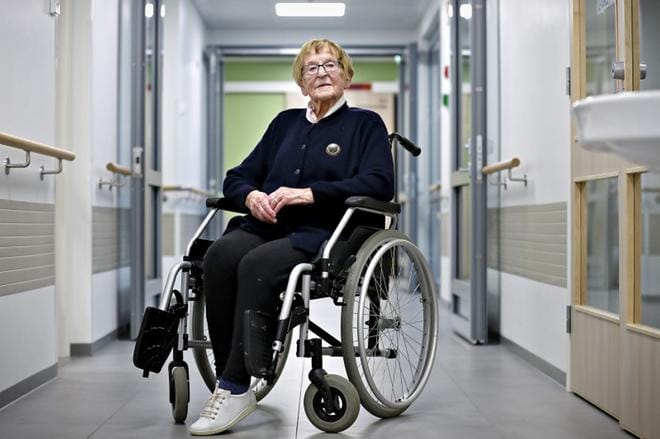 Tiistaina sata vuotta täyttävä Laila Hämäläinen kiittelee uutta kotiaan Kivipuroa, mihin muutti kesällä. Siihen saakka hän asui yksinään kerrostalossa Nurmon keskustassa aina pääsiäisenä sattuneeseen kaatumiseen saakka. KUVA: TOMI KOSONEN