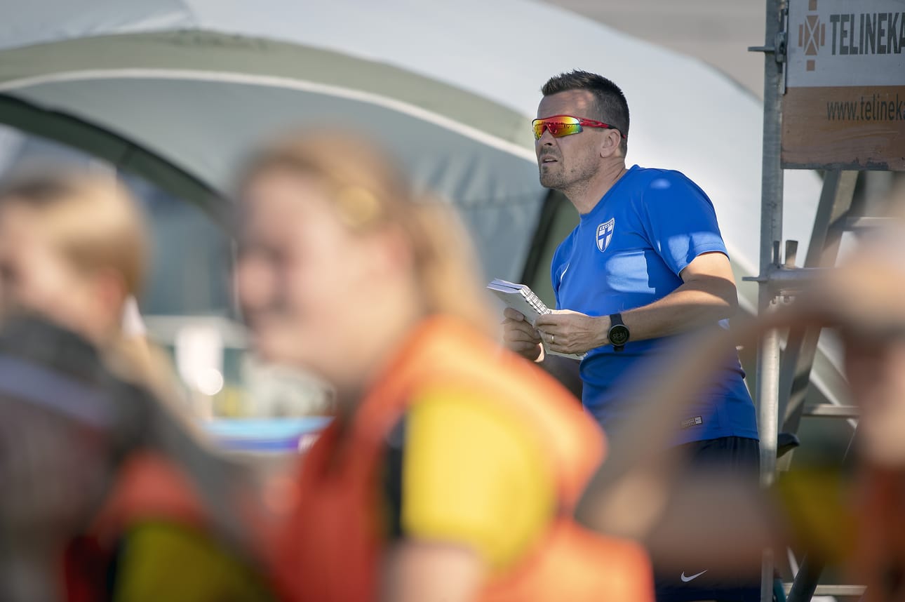 Marko Saloranta on ollut pitkään mukana tyttöjen maajoukkuevalmennuksessa. Viime vuonna hän luotsasi alle 17-vuotiaiden maajoukkueen EM-kisojen välieriin ja MM-lopputurnaukseen.