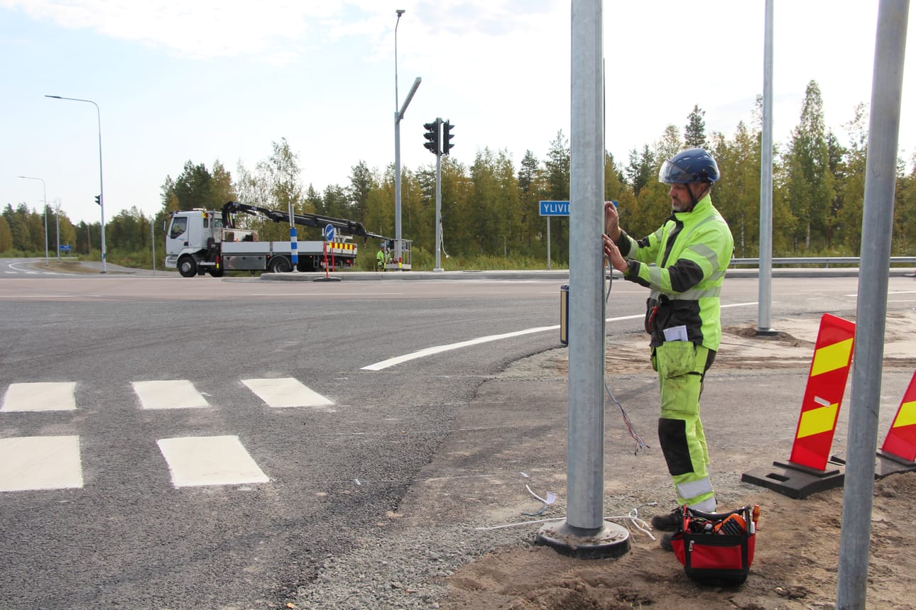 Kempeleen Sähkön projektipäällikkö Juho Hosio teki sähköasennuksia torstaina liikennevaloihin.