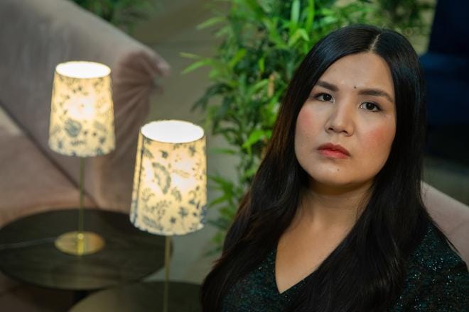 Aziza Hossaini kertoo elävänsä Suomessa "todella hyvää elämää", vaikka alku oli vaikeaa, koska hän ei osannut kieltä. Hossainin mukaan kieli on avain suomalaiseen yhteiskuntaan.