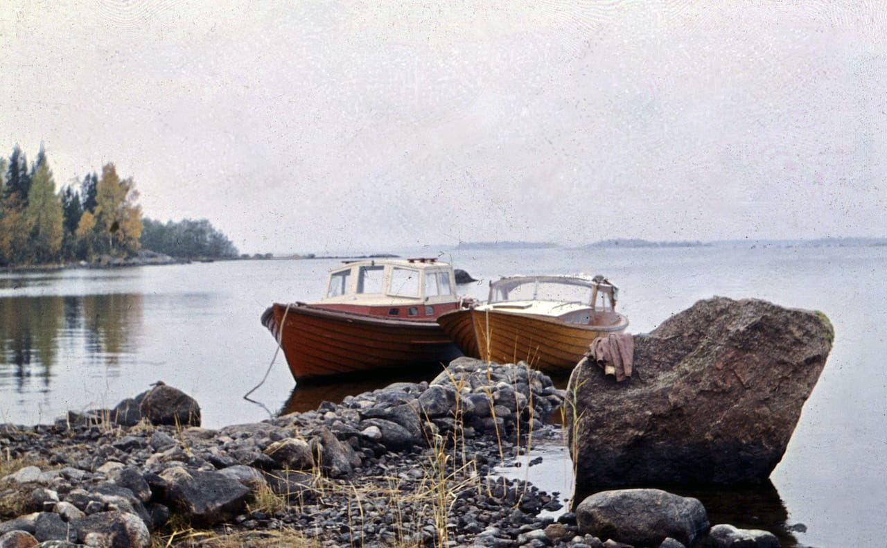 Kun Salmien huvilaa rakennettiin, kaikki rakennustarvikkeet vietiin veneellä tontille. Suuri osa tarvikkeista oli Strömbergin ylijäämälautaa, naulat käytettyjä ja oiottuja. Työt tehtiin käsityökaluilla, sähköstä tai sähkötyökaluista kukaan ei osannut uneksiakaan, Asko Salmi kertoo.