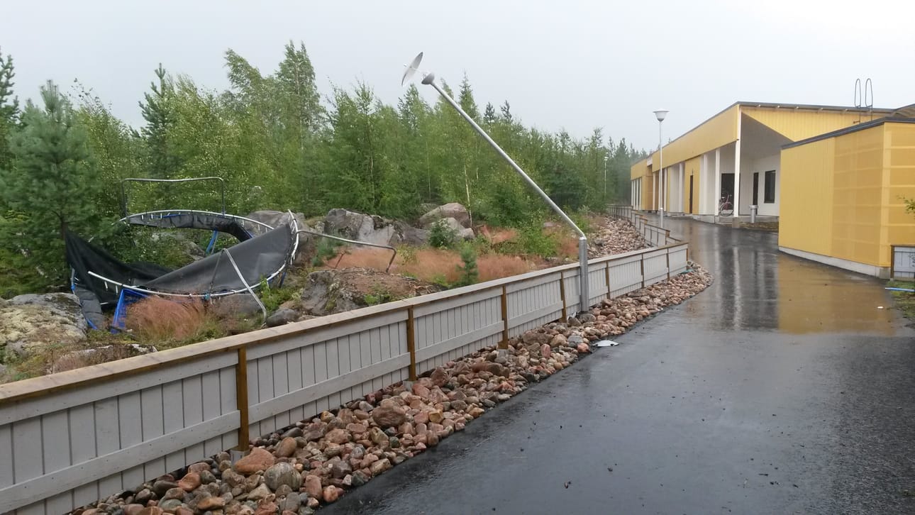 Syöksyvirtaus heitti trampoliinin metsään Kivikkokankaalla.