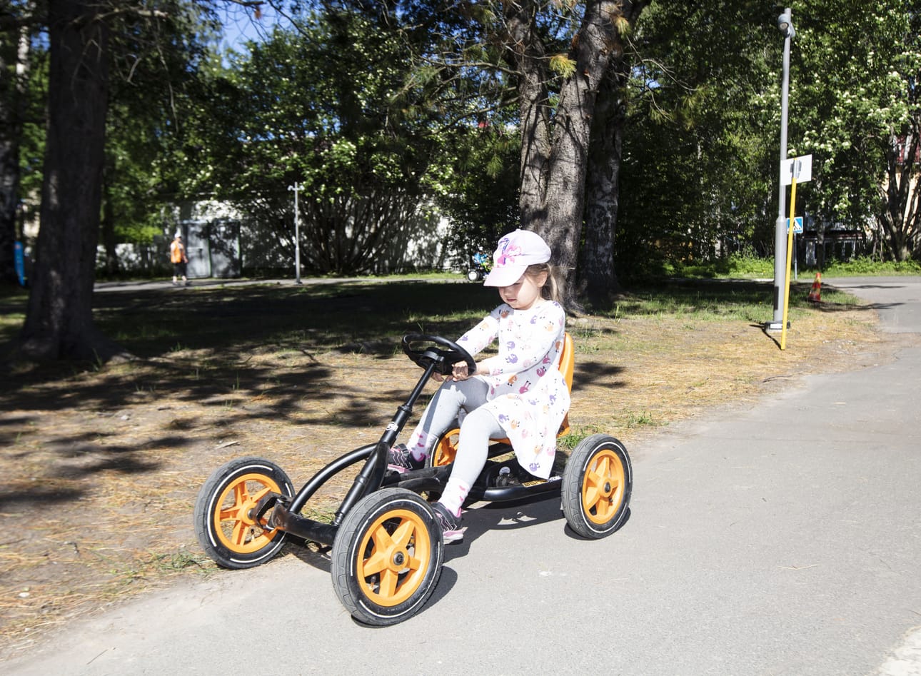 Kuvassa 600. kortin saaja Helvi Niemi (4) Rovaniemeltä.