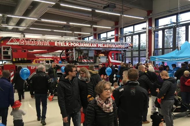 Uusi paloasema toi väkiryntäyksen Seinäjoen asemalle. KUVA: PASI LAPINKAGAS