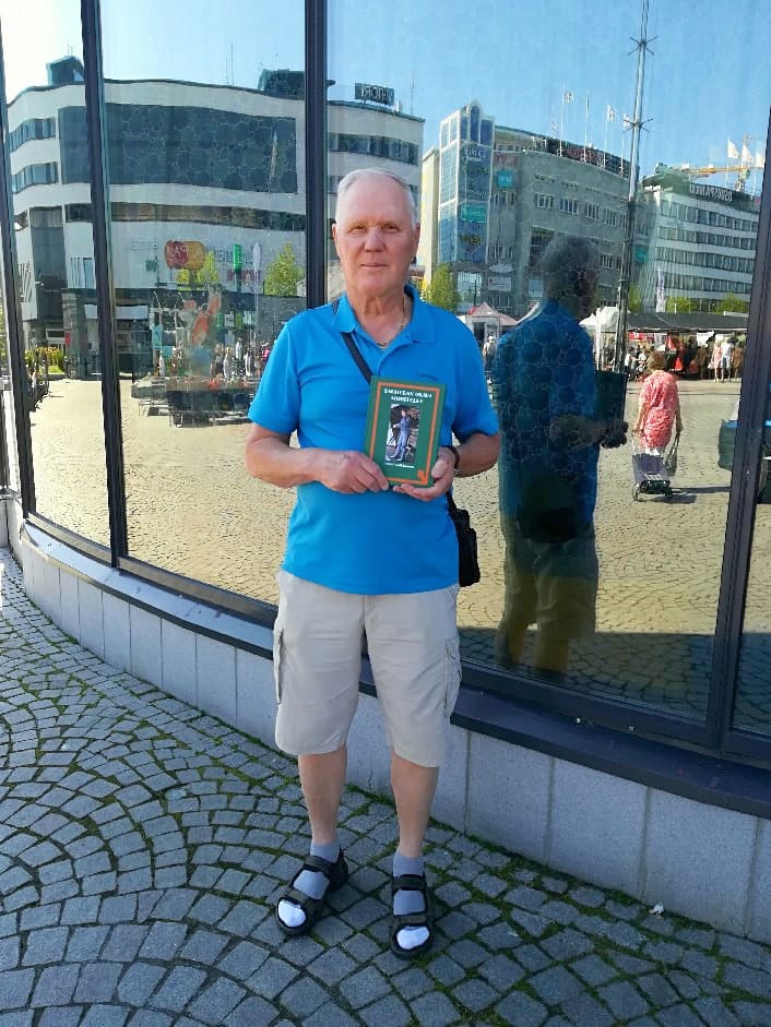 Olavi Kaikkonen oli torstaina tulossa kirjansa kanssa pohjoiseen. Kuopion torilla pidettiin taukoa.