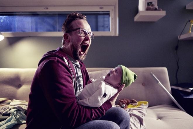 Petteri Summasen esittämän Antti Pasasen vanhemmuus alkaa täyspaniikilla ja jatkuu univajeella hänen jäätyään vastasyntyneen Paavon kanssa kaksin.