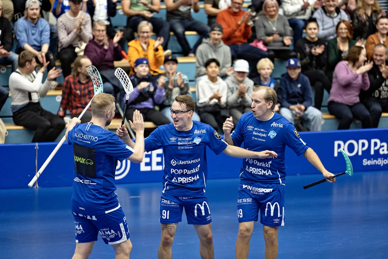 Nurmon Jymyn Matias Mäenpää (keskellä) on tehnyt kolmessa liigaottelussa kuusi maalia. Arkistokuva.