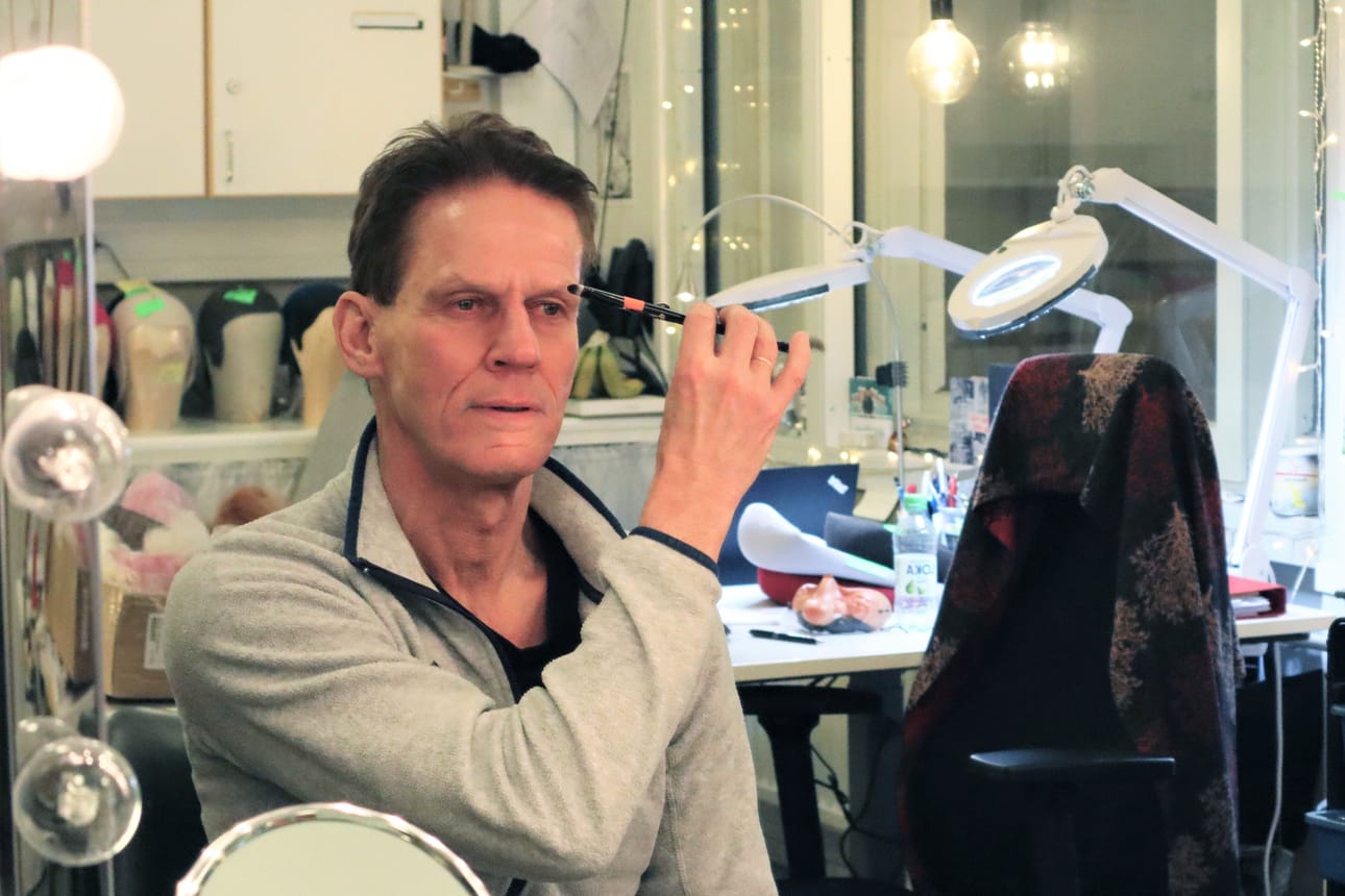 Erik Kiviniemen roolihahmo vanhenee Heiman-näytelmässä alle 10-vuotiaasta noin 68-vuotiaaksi.