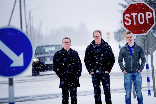 Ylistaron Yrittäjät ry:n puheenjohtaja Jukka Lintala (kesk.) ja yrittäjät Antti ja Saul Hakola (oik.) haluaisivat Pelmaan liittymän siirtyvän lähemmäksi keskustaa kuin se on elyn suunnitelmassa. Seinäjoen kaupunginhallitus kannattaa sitä, että malli tutkittaisiin kunnolla ja asetettaisiin todelliseksi vaihtoehdoksi. KUVA: JAAKKO ELENIUS
