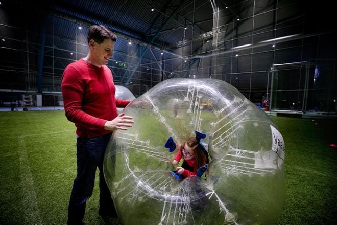 Seitsemänvuotias Ella Weber huomasi nopeasti isänsä Thorstenin kanssa, miksi kuplapallofutis oli suosituin laji Botniahallissa lauantaina. KUVAT: JAAKKO ELENIUS