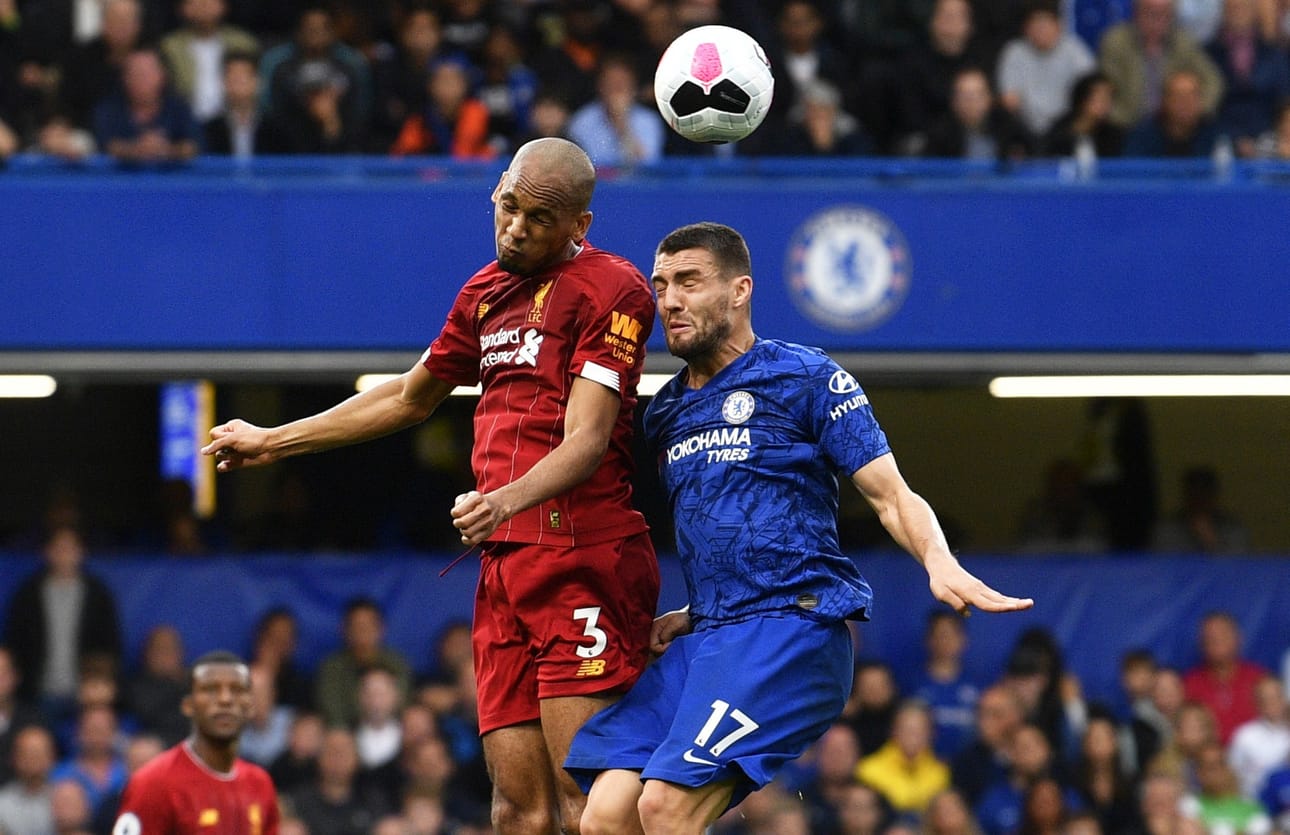 Liverpoolin Fabinho taisteli pallosta Chelsean Mateo Kovacicin kanssa sunnuntain ottelussa.