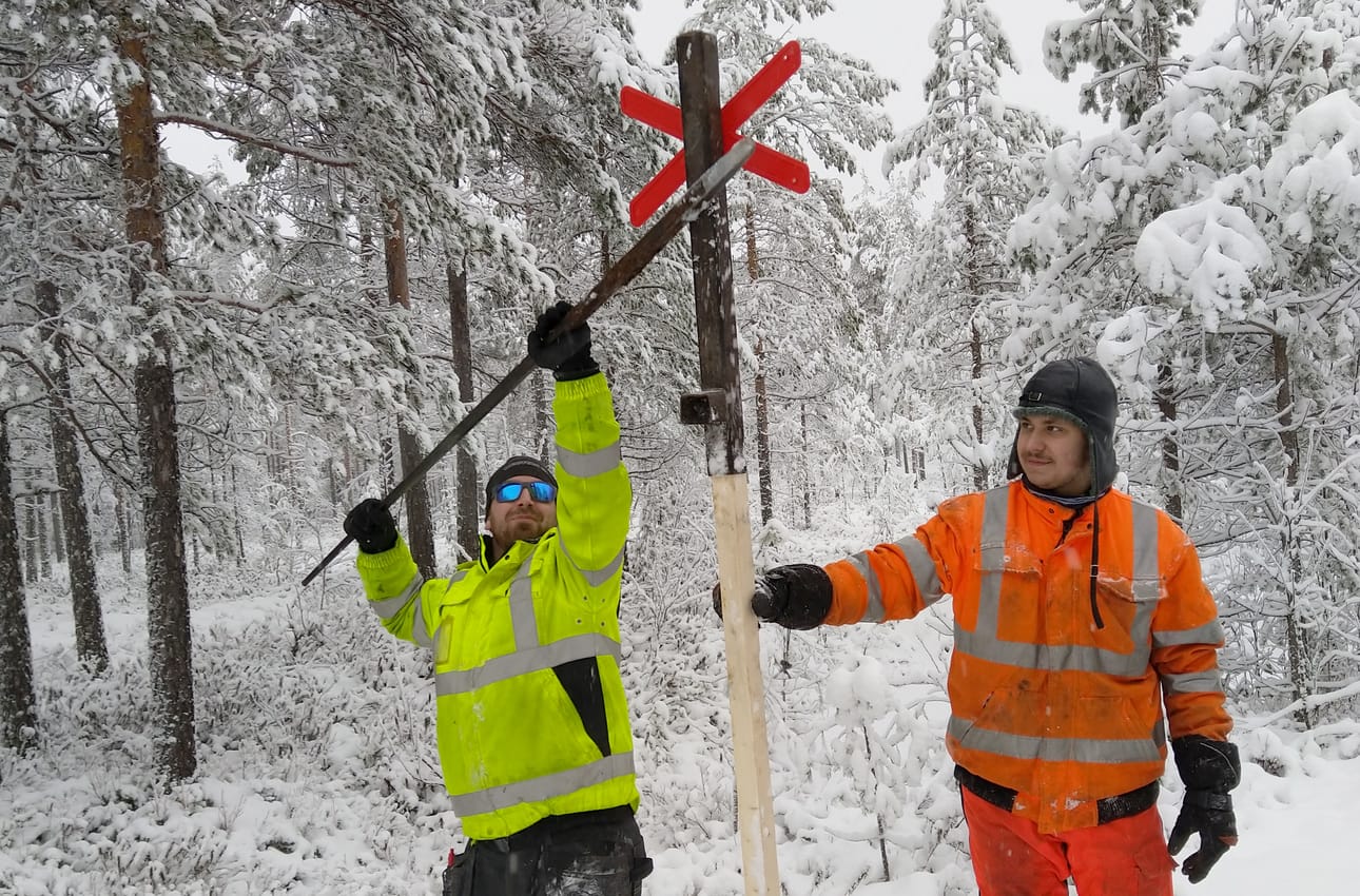 Siikalatvan Moottorikelkkakerhon talkooväki ahersi lauantaina Pihkalan ja Hirvirimmin uralla. Tomi Weckman ja Niko Nurmela asensivat jätkänristejä kelkkauraa viitoittamaan.