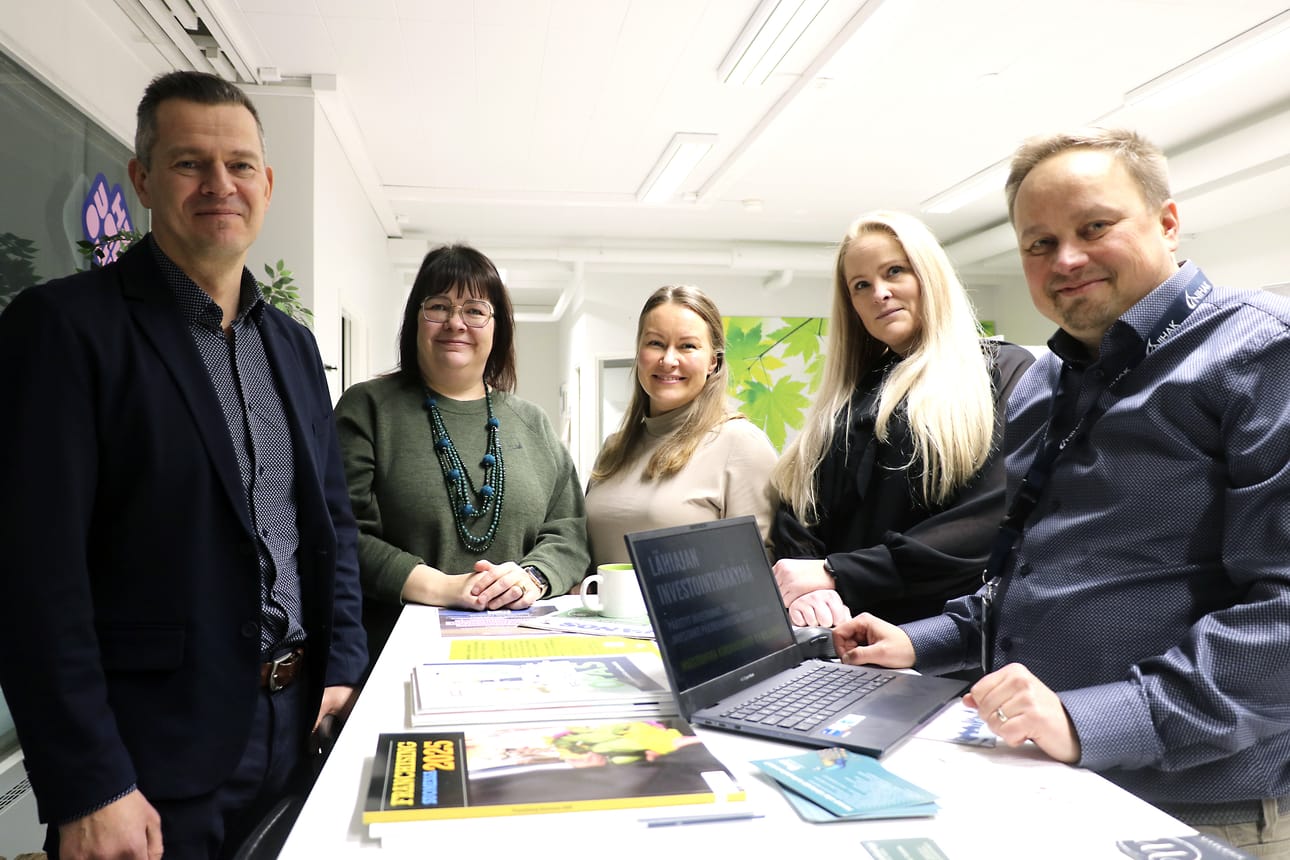 Toni Krankkala, Minna Kontro, Emmi Rahikka, Heli Haikola ja Kimmo Niskanen ovat tyytyväisiä siitä, kuinka hyvin Oulaisiin avauttu VauHaus!-toiminta ja tilat on otettu vastaan. Yrityspalveluiden toimintatavoista on saatu hyviä kokemuksia.