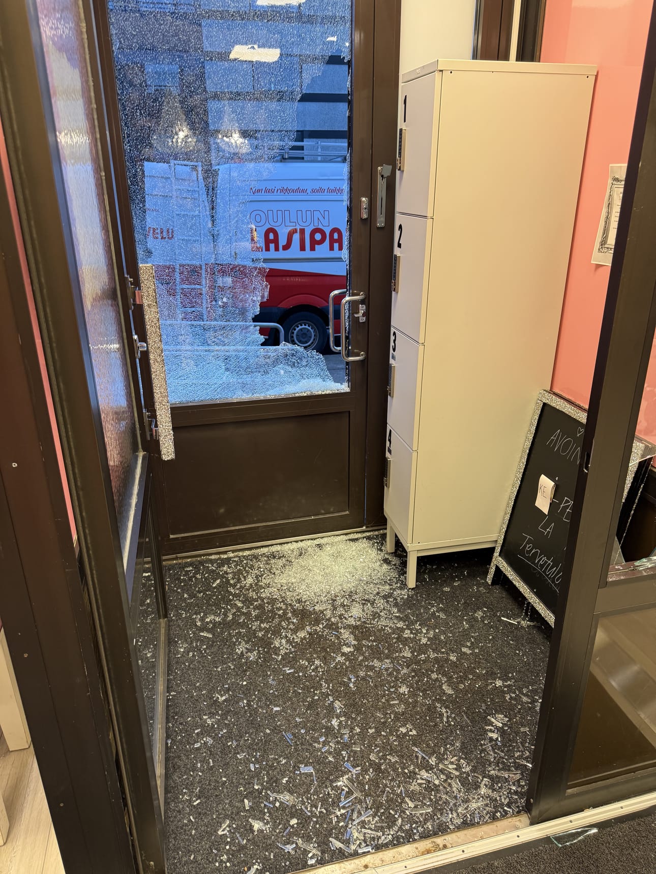 Varas tai varkaat jättivät jälkeensä sotkua ja rikottuja paikkoja. Perjantaina ei vielä ollut täysin selvillä, mitä kaikkea myymälästä oli varastettu.