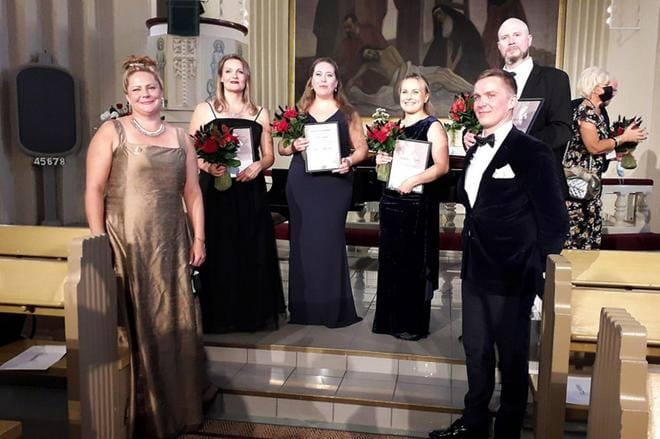 Toivo Kuula -laulukilpailun välierä kisattiin lauantaina ja loppukilpailu sunnuntaina Alavuden kirkossa. Kuvassa finalistit Kaisa Kraft, Ida Wallen, Seeli Toivio, Minna-Leena Lahti, Samuli Takkula ja Eero Lasorla.