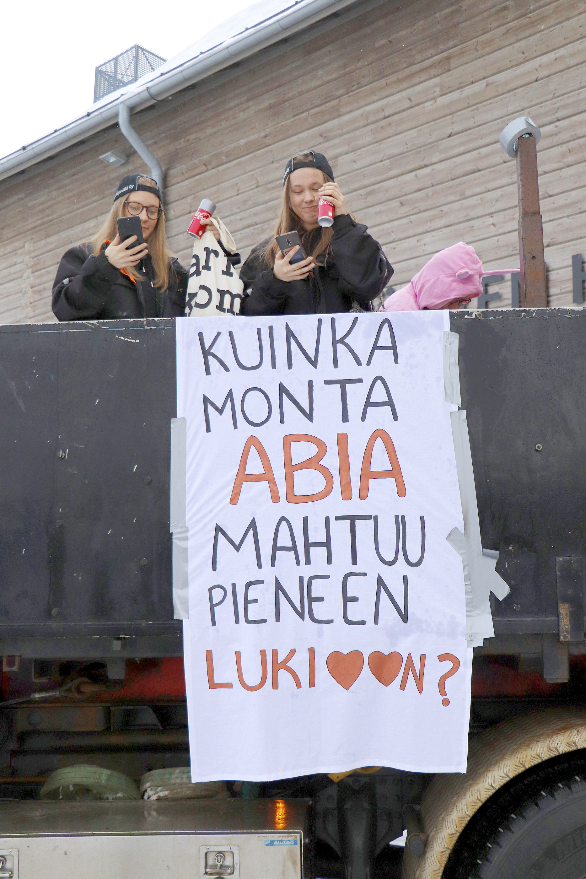 Katsojan arvattavaksi jäi, mitä mahtuu tämän ajatuksen taustalle? Ehkä enemmänkin mahtuisi kuin viime vuoden yhteishaussa?
